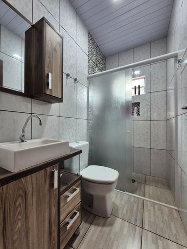 Banheiro social - Casa à Venda no Jardim Ipê, com 192m², 2 Quartos, Edícula e Piscina.