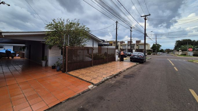 Fachada - Casa à Venda no Jardim Ipê, com 192m², 2 Quartos, Edícula e Piscina.