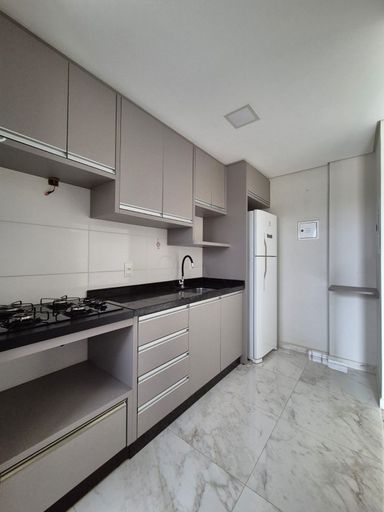 Cozinha com Cooktop e geladeira