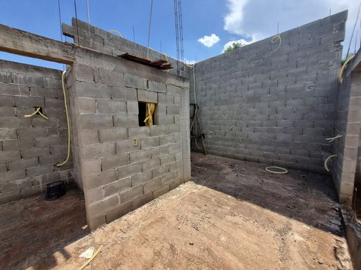Terreno na Avenida República Argentina à venda com edícula em construção