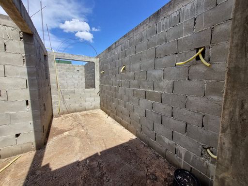 Terreno na Avenida República Argentina à venda com edícula em construção
