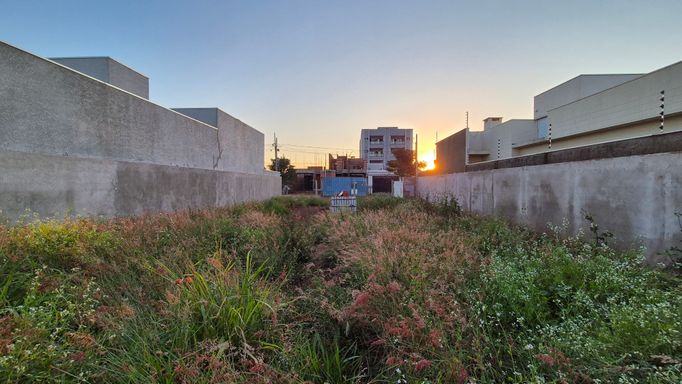 Terreno à Venda em Foz do Iguaçu, Jardim Ipê IV com 300m² (12X25) - Murado