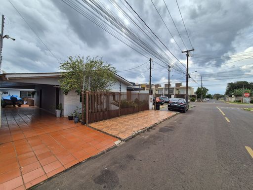 Casa à Venda no Jardim Ipê, com 192m², 2 Quartos, Edícula e Piscina.