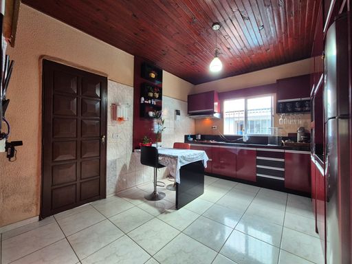 Cozinha - Casa à Venda no Jardim Ipê, com 192m², 2 Quartos, Edícula e Piscina.