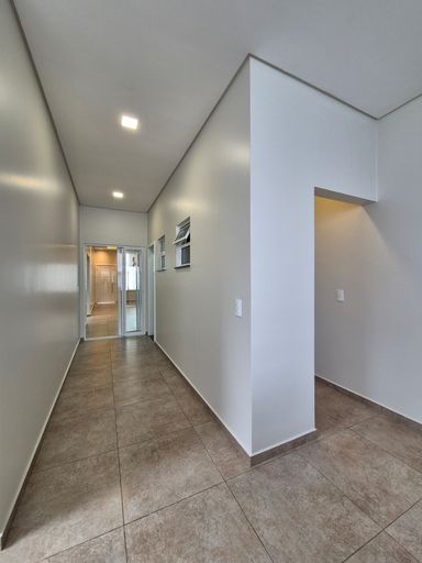 Corredor e acesso ao lavabo