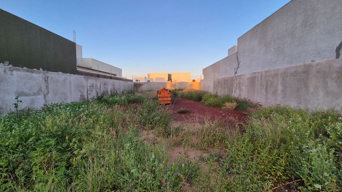 Terreno à Venda em Foz do Iguaçu, Jardim Ipê IV com 300m² (12X25) - Murado