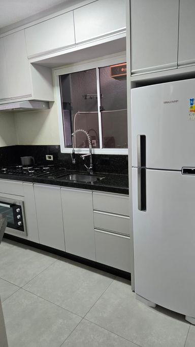 Cozinha toda planejada, com cooktop e depurador