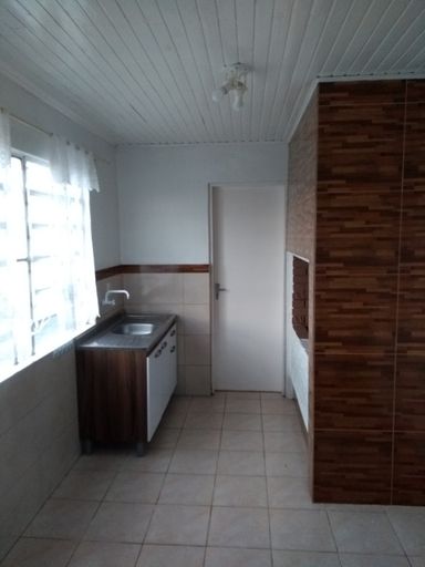 cozinha com pia e churrasqueira