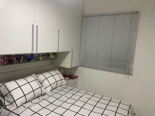 Quarto com cama e a/e