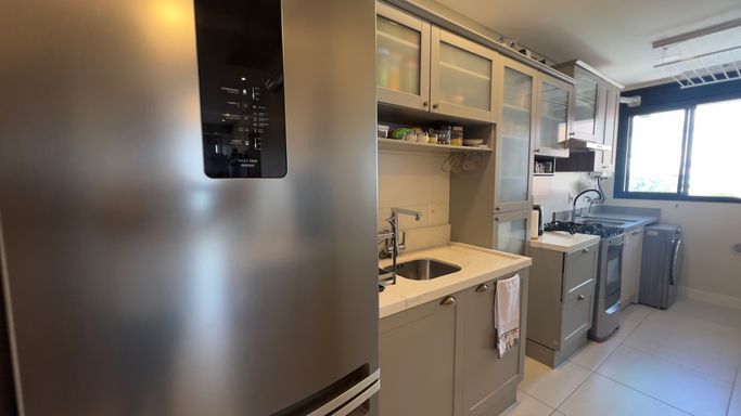 Cozinha e lavanderia mobiliadas e equipadas