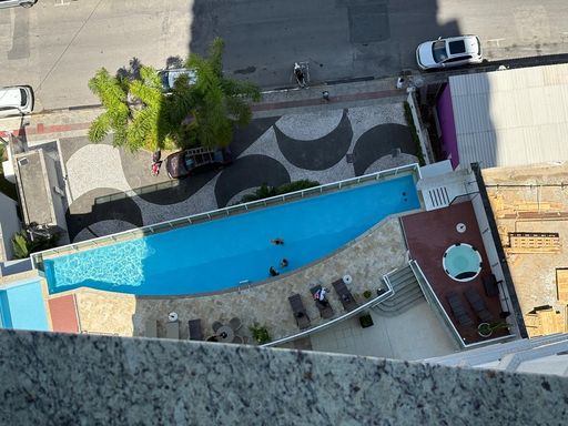 Vista da sacada para piscina do prédio