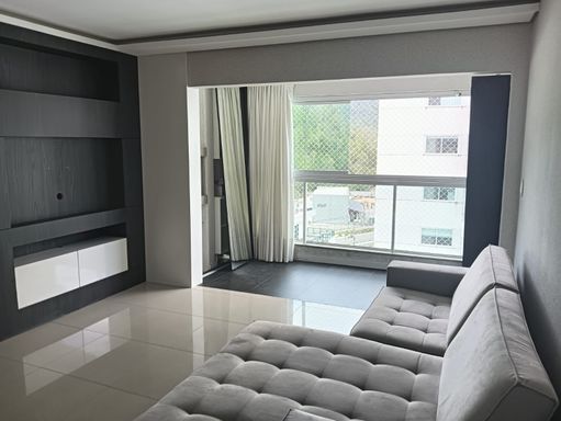 Sala de estar e sacada com churrasqueira a carvão