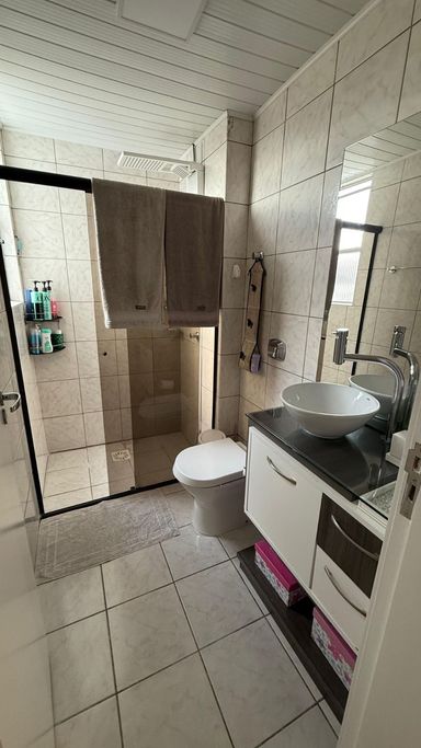 Banheiro mobiliado e equipado