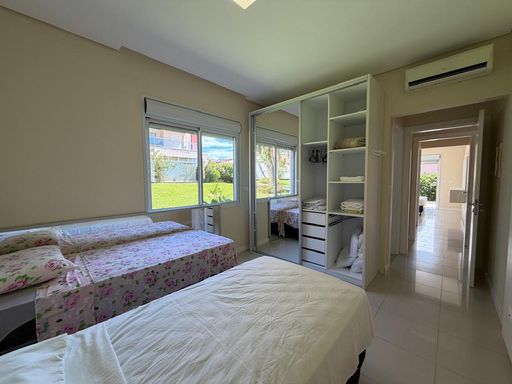 Suíte climatizada com 2 camas de solteiros