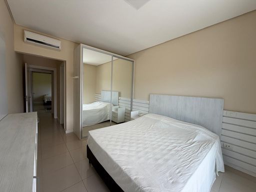 Suíte 1 climatizada com cama de casal