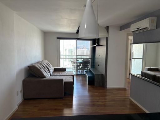 Salas com ar condicionado e painel de TV