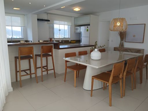 Cozinha americana e sala de jantar