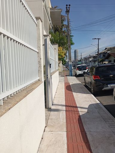 Calçada frente da casa