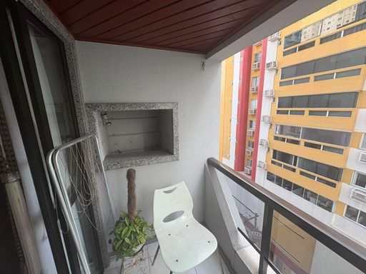 Sacada com churrasqueira a carvão