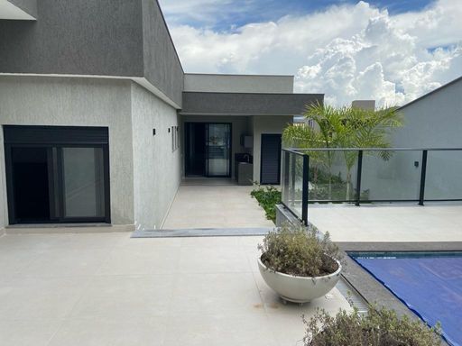 Área da piscina com jardim