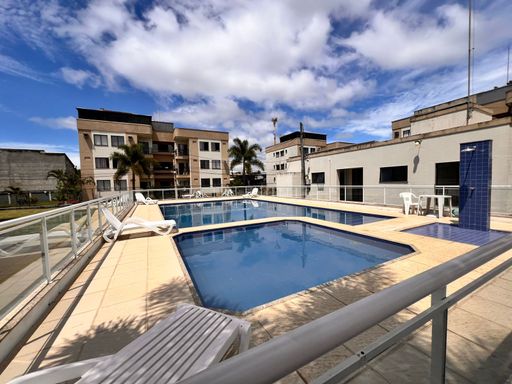 Fachada e piscina