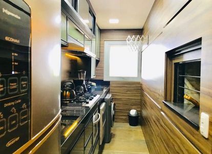 Cozinha mobiliada e equipada, com churrasqueira