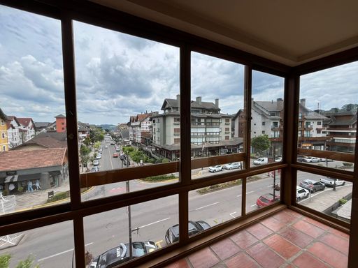 Sacada fechada com vista para a Avenida Borges de Medeiros