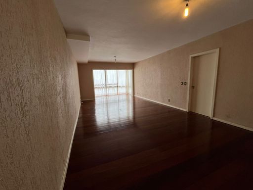 Ampla sala de estar e jantar com espera para lareira