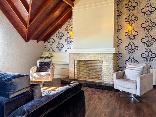 Sala de estar intima com lareira, pavimento superior