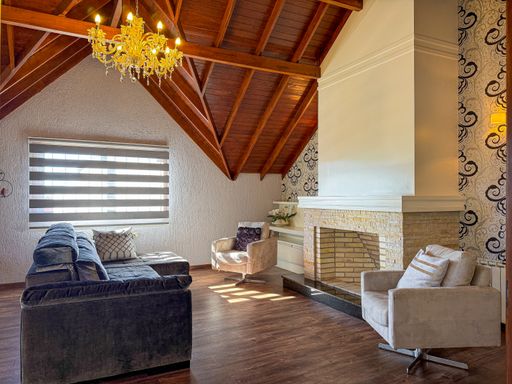 Sala de estar intima com lareira, pavimento superior