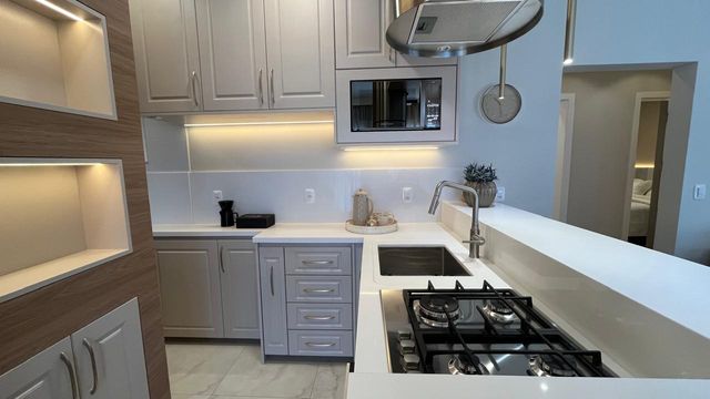 cozinha com móveis planejados e totalmente equipada.