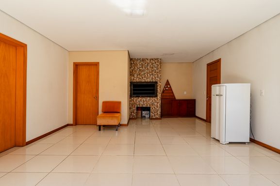 Garagem coberta com churrasqueira