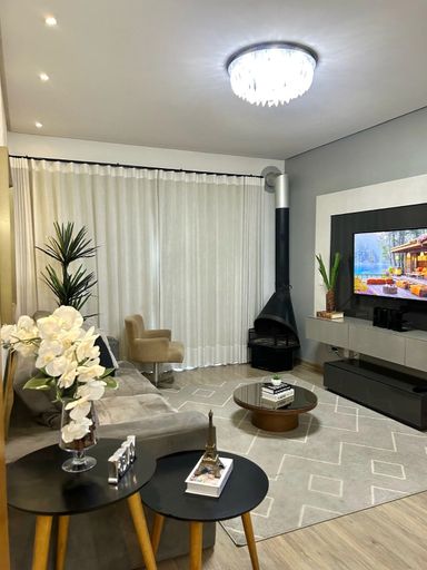 sala de estar com lareira e sacada