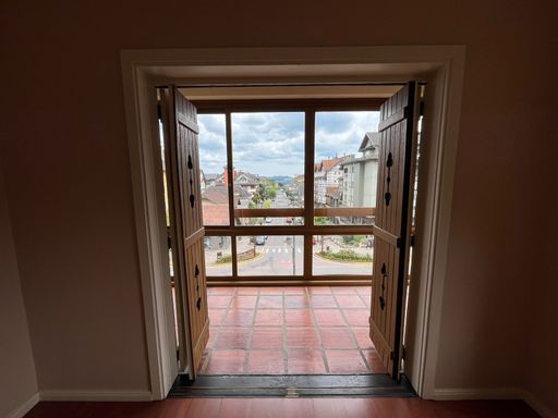 Suíte com sacada fechada e vista para a Av. Borges de Medeiros