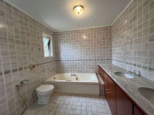 Banheiro da suíte com banheira