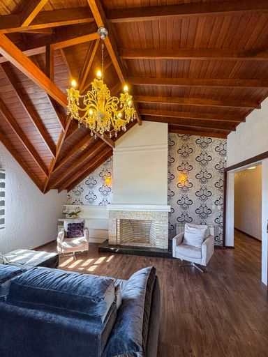 Sala de estar intima com lareira, pavimento superior