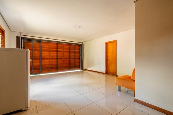 Garagem com portão eletrônico