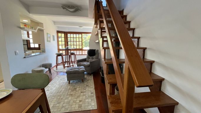 Escada em madeira para o 2° andar