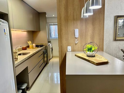 Cozinha com churrasqueira e lavanderia integrada