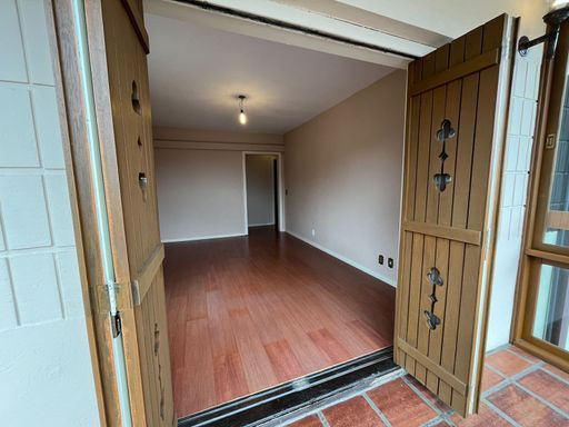 Suíte com sacada fechada e vista para a Av. Borges de Medeiros