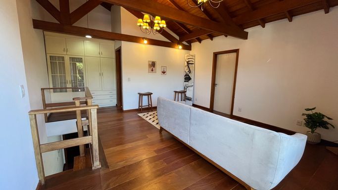 andar superior com sala ampla, sacada e banheiro