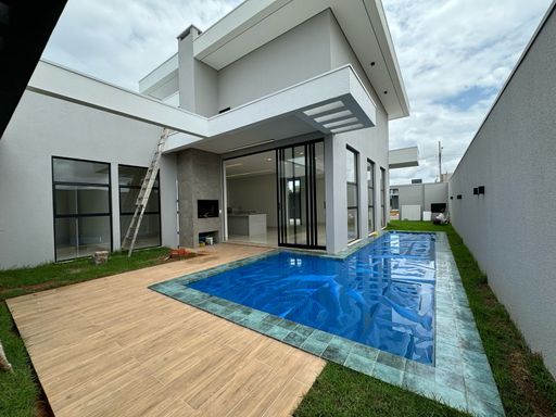 Piscina de 30m² com aquecimento elétrico e hidromassagem