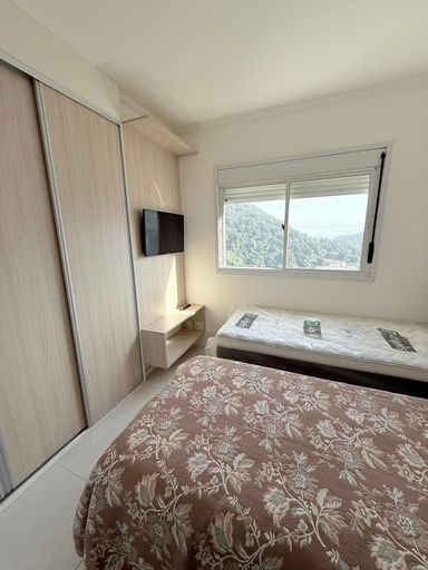 Quarto 2 com armários planejados, 2 camas de solteiro e ar condicionado