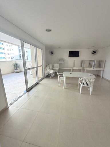 Salão de festas com forno de pizza e churrasqueira