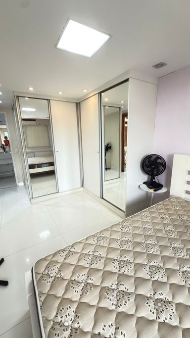 Suíte 2 com armários embutidos e cama de casal