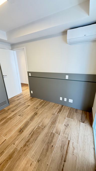 Suite 1 com varanda fechada com vidro e cortina, armários embutidos e ar condicionado