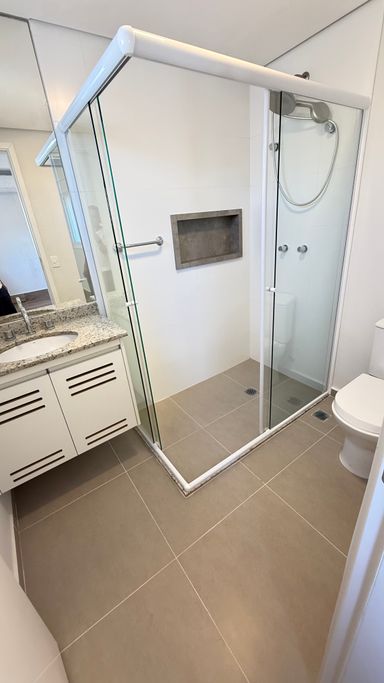 Banheiro da suíte 3 com armários box e chuveiro.