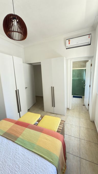 Suite 1 - cama de casal, armários e ar condicionado