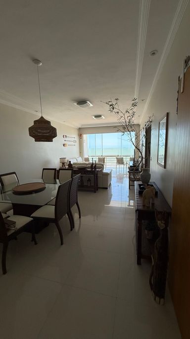 Sala de jantar e estar com vista mar