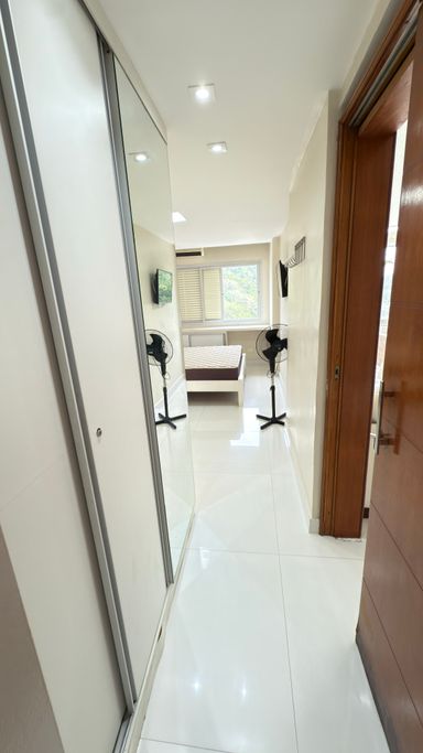 Suíte 2 com armários embutidos e cama de casal